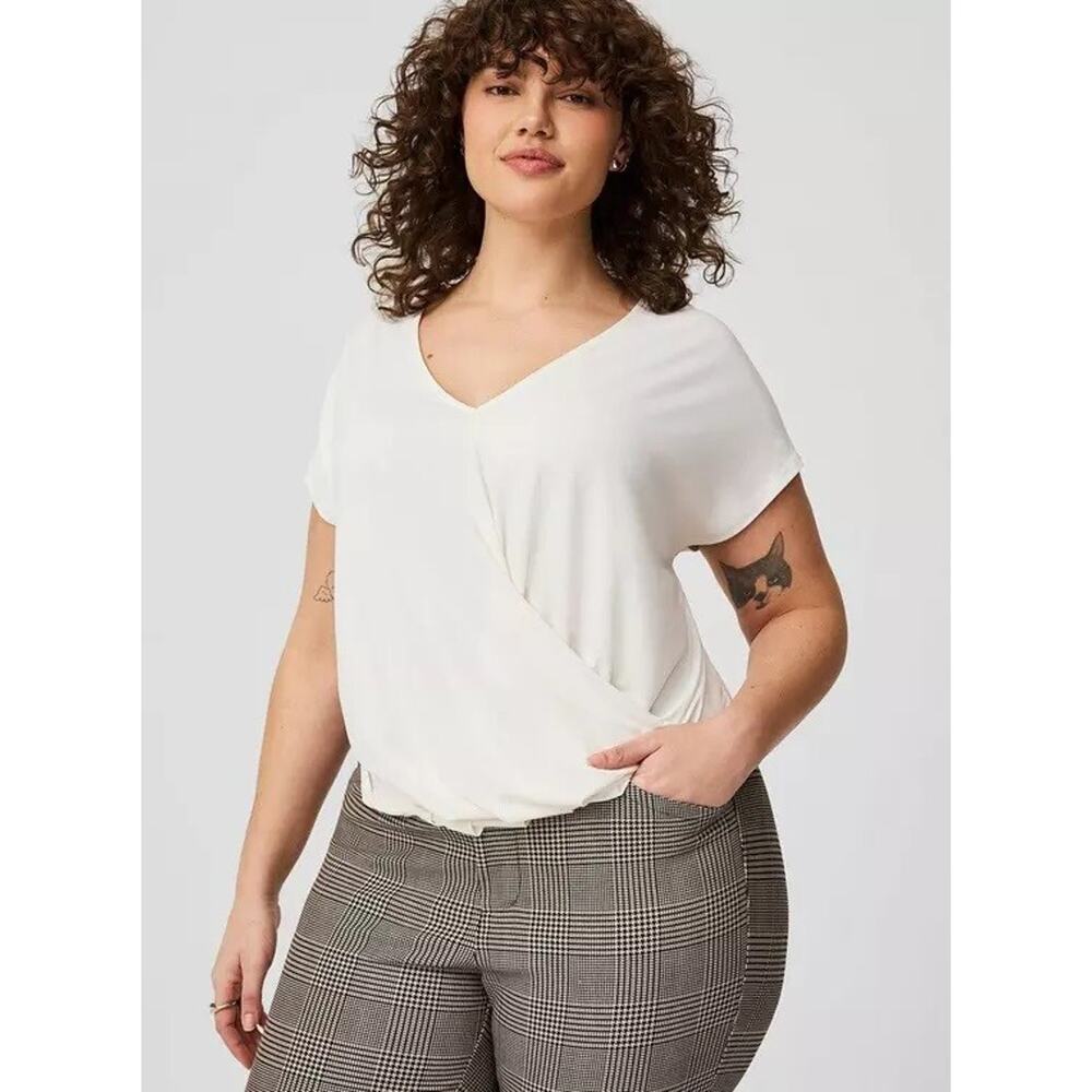 Torrid Twisted V-neck Tee in Cloud Dancer 3X NWT